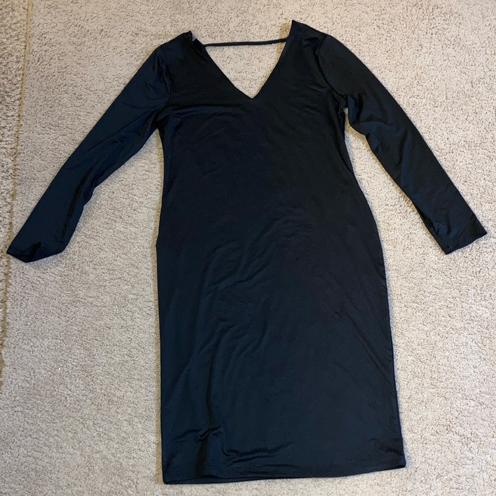 New Fitted black v-neck dress size 2XL